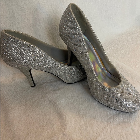 Silver Glitter High Heels with Pointed Toe - Picture 2 of 8